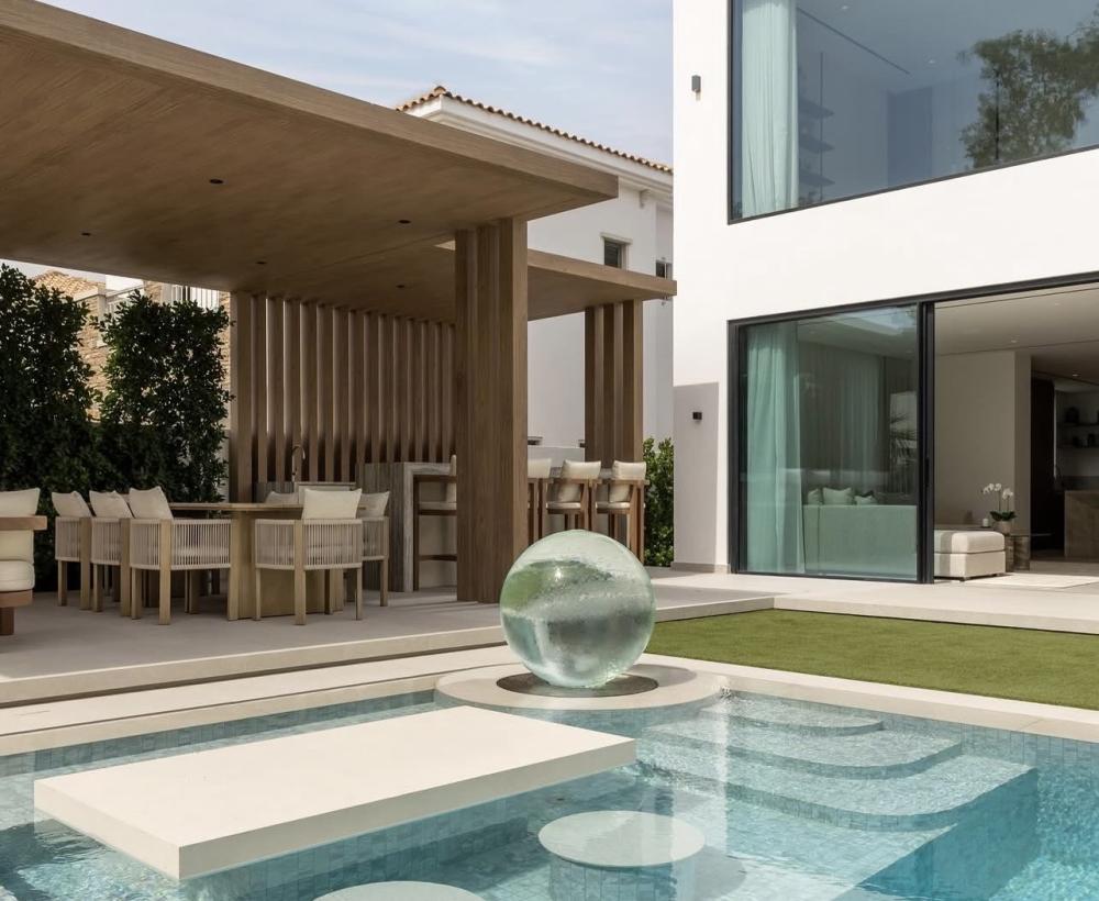 Aquaglobe Grande Bespoke Installation... Dubai